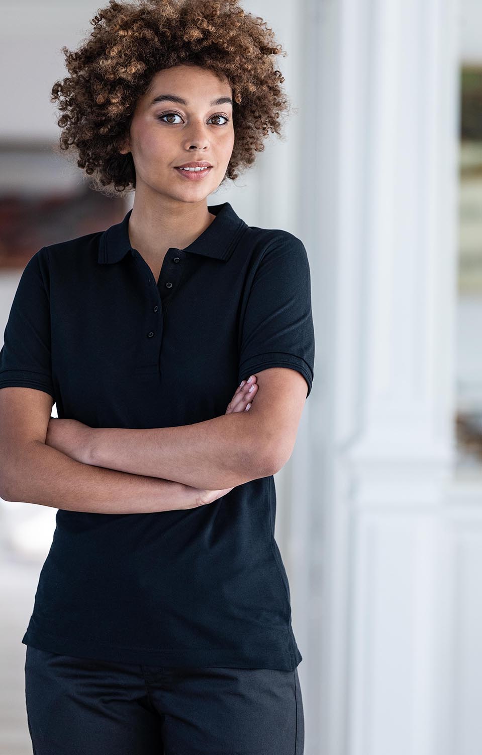 Tjej med svart pikétröja