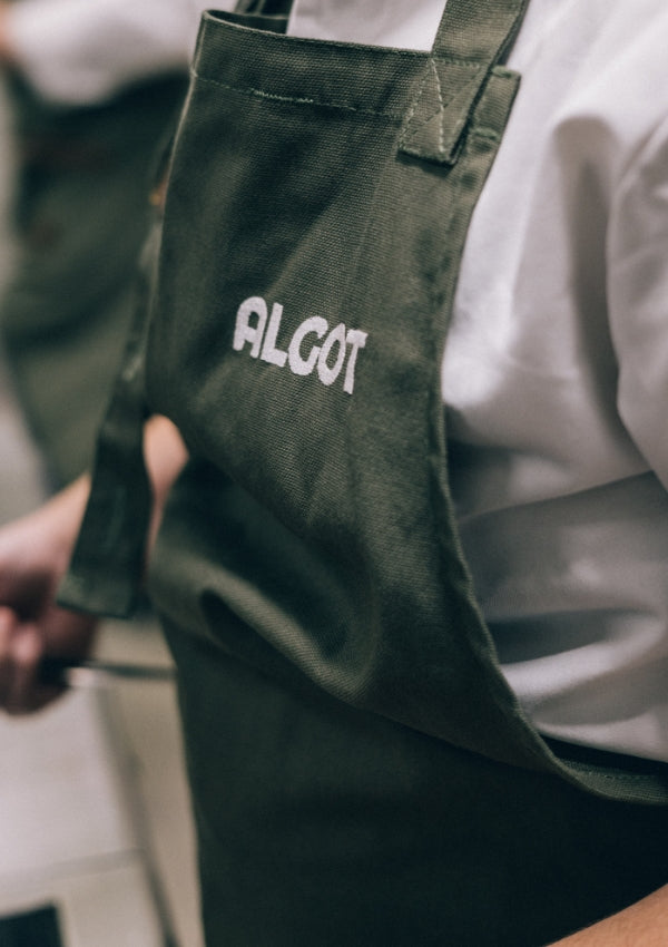 Närbild på bröstförkläde med brodyr.